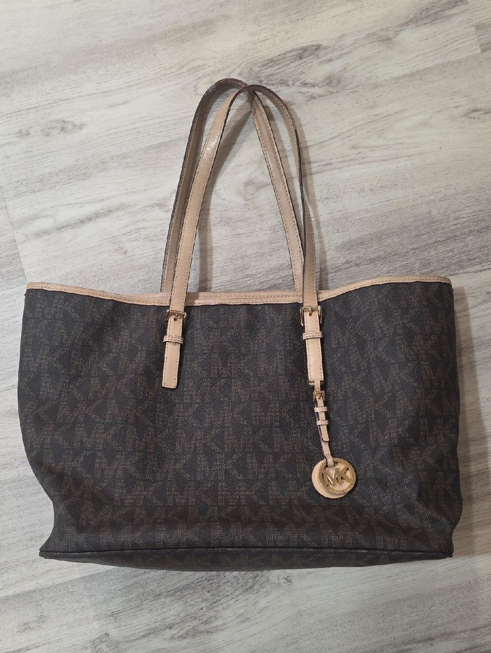 ❤️Michael Kors Brown Logo Tote with Tan Trim and Gold Charm